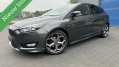 Grijs Gebruikt 2017 Ford Focus ST-Line Hatchback | € 10.899 (Eerlijke prijs)