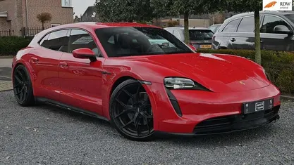 Rood Occasion 2023 Porsche Taycan Cross Turismo Stationwagen | € 89.950 (Super prijs)