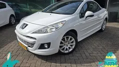 Wit, metallic lak Gebruikt 2010 Peugeot 207 CC Cabriolet | € 5.450 (Eerlijke prijs)