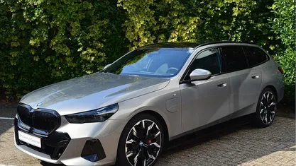 Grijs Gebruikt 2025 BMW 550e M Sport Stationwagen | € 96.400 (Eerlijke prijs)