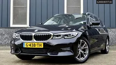 Zwart (metallic) Gebruikt 2019 BMW 320 Executive Stationwagen | € 26.950 (Eerlijke prijs)