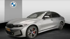 Grijs Gebruikt 2024 BMW 320e M Sport Sedan | € 44.900 (Eerlijke prijs)