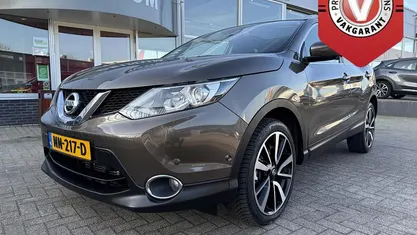 Bruin (metallic) Occasion 2017 Nissan Qashqai Tekna SUV | € 14.900 (Eerlijke prijs)