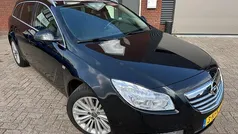 Zwart, metallic lak Gebruikt 2013 Opel Insignia Design Edition Stationwagen | € 6.999 (Goede deal)