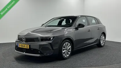 Grijs, metallic lak Gebruikt 2022 Opel Astra Edition Hatchback | € 18.500 (Eerlijke prijs)