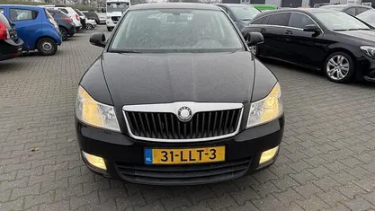 Zwart Occasion 2010 Skoda Octavia Elegance Hatchback | € 2.199 (Goede deal)