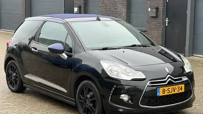 Zwart (metallic) Gebruikt 2013 Citroën DS3 Cabriolet So Chic Cabriolet | € 3.499 (Eerlijke prijs)