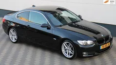 Zwart, metallic lak Gebruikt 2007 BMW 325 Executive Coupé | € 11.945 (Eerlijke prijs)