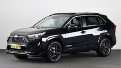 Attitude black metallic (donker zwart metallic) Gebruikt 2025 Toyota RAV4 Sport SUV | € 57.945 (Eerlijke prijs)