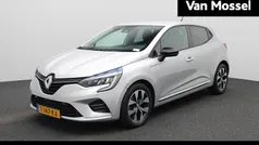 Grijs Gebruikt 2023 Renault Clio V Evolution Hatchback | € 17.435 (Eerlijke prijs)