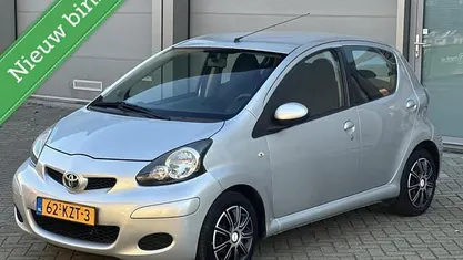 Grijs Gebruikt 2010 Toyota Aygo Hatchback | € 2.680 (Eerlijke prijs)