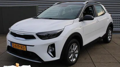 Clear white/black s Gebruikt 2023 Kia Stonic SUV | € 19.990 (Eerlijke prijs)