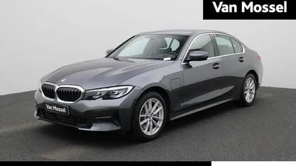 Grijs, metallic lak Gebruikt 2021 BMW 330e Comfort Edition Sedan | € 26.945 (Super prijs)