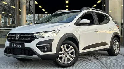 Wit Gebruikt 2023 Dacia Sandero Comfort Hatchback | € 17.695 (Eerlijke prijs)