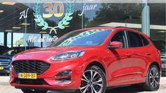 Rood, metallic lak Gebruikt 2021 Ford Kuga ST-Line X SUV | € 23.950 (Eerlijke prijs)