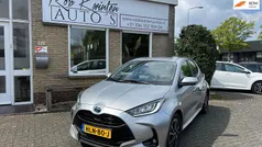 Grijs, metallic lak Gebruikt 2023 Toyota Yaris Hybrid Business Edition Hatchback | € 22.950 (Eerlijke prijs)