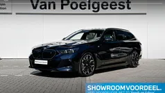M carbonschwarz Nieuw 2025 BMW i5 M Sport Sedan | € 97.556 (Eerlijke prijs)