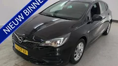 Zwart Gebruikt 2020 Opel Astra Edition Hatchback | € 15.400 (Eerlijke prijs)