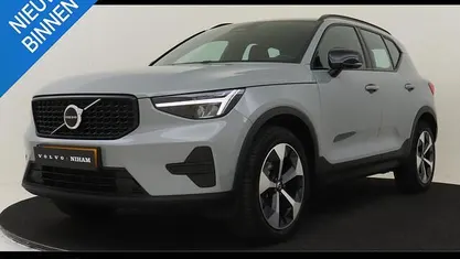Grijs Occasion 2025 Volvo XC40 Plus SUV | € 42.145 (Eerlijke prijs)