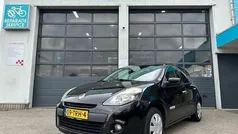 Zwart Gebruikt 2012 Renault Clio IV Authentique Hatchback | € 1.999 (Eerlijke prijs)