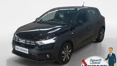 Noir nacré 676 (donker zwart) Gebruikt 2024 Dacia Sandero Expression Hatchback | € 18.395 (Eerlijke prijs)