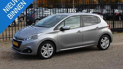 Gebruikt 2019 Peugeot 208 Signature Sky Hatchback | € 7.750 (Goede deal)