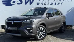 Grijs, metallic lak Gebruikt 2023 Suzuki SX4 S-Cross Style SUV | € 28.950 (Eerlijke prijs)