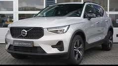 Grijs, metallic lak Gebruikt 2024 Volvo XC40 Plus SUV | € 43.995 (Eerlijke prijs)