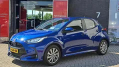 Blauw Gebruikt 2023 Toyota Yaris Hybrid Business Edition Hatchback | € 22.400 (Eerlijke prijs)