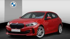 Rood Gebruikt 2023 BMW 118 Shadowline Hatchback | € 26.900 (Eerlijke prijs)
