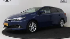 Blauw, metallic lak Gebruikt 2016 Toyota Auris Touring Sports Trend Stationwagen | € 13.950 (Goede deal)