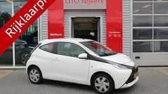 Gebruikt 2014 Toyota Aygo X-play Hatchback | € 9.900 (Eerlijke prijs)