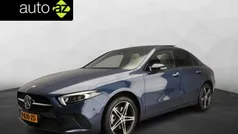 Blauw, metallic lak Gebruikt 2023 Mercedes A250 Premium Plus Sedan | € 35.900 (Eerlijke prijs)