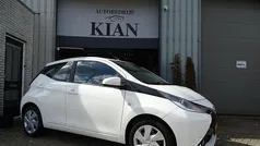 Wit Gebruikt 2015 Toyota Aygo X-play Hatchback | € 5.650 (Eerlijke prijs)