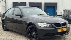 Zwart (metallic) Gebruikt 2006 BMW 320 Executive Sedan | € 995 (Eerlijke prijs)