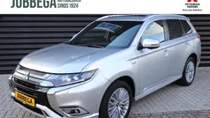 Sterling silver (zilver parelmoer) Gebruikt 2019 Mitsubishi Outlander P-HEV Instyle SUV | € 25.995 (Eerlijke prijs)