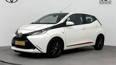Pure white (licht wit) Gebruikt 2014 Toyota Aygo X-play Hatchback | € 8.445 (Eerlijke prijs)