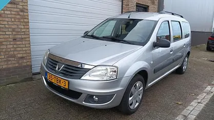 Grijs Gebruikt 2012 Dacia Logan Lauréate MPV | € 3.995 (Eerlijke prijs)