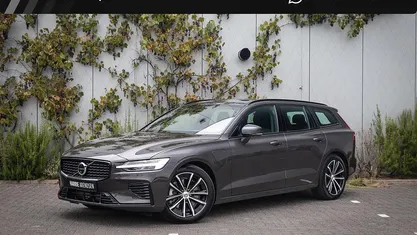 Grijs Gebruikt 2025 Volvo V60 Plus Stationwagen | € 46.894 (Eerlijke prijs)