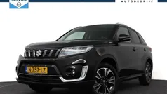 Zwart Gebruikt 2021 Suzuki Vitara Style SUV | € 23.845 (Eerlijke prijs)