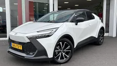 Platinum pearl white parelmoer/zwart dak Gebruikt 2024 Toyota C-HR Edition SUV | € 36.900 (Eerlijke prijs)