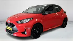 Rood Gebruikt 2023 Toyota Yaris Hybrid Executive Hatchback | € 25.945 (Eerlijke prijs)