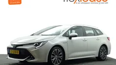 Wit metallic Gebruikt 2019 Toyota Corolla Executive Stationwagen | € 17.900 (Eerlijke prijs)