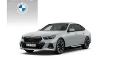 Grijs, metallic lak Nieuw 2025 BMW 530e M Sport Sedan | € 87.670 (Duur)
