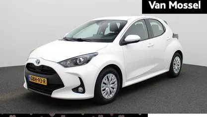 Wit Occasion 2022 Toyota Yaris Hybrid Active Hatchback | € 19.900 (Goede deal)