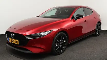 Soul red crystal (rood metallic) Gebruikt 2023 Mazda 3 Homura-Line Hatchback | € 29.650 (Eerlijke prijs)