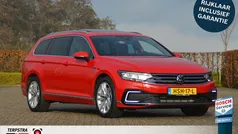Rood (metallic) Gebruikt 2021 VW Passat Business Stationwagen | € 26.950 (Eerlijke prijs)