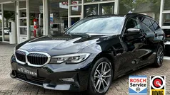 Zwart Gebruikt 2022 BMW 330e Sport Line Stationwagen | € 27.800 (Eerlijke prijs)