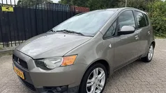 Grijs, metallic lak Gebruikt 2009 Mitsubishi Colt Edition Hatchback | € 2.950 (Goede deal)