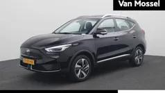 Zwart, metallic lak Gebruikt 2023 MG ZS Luxury Sedan | € 22.995 (Eerlijke prijs)